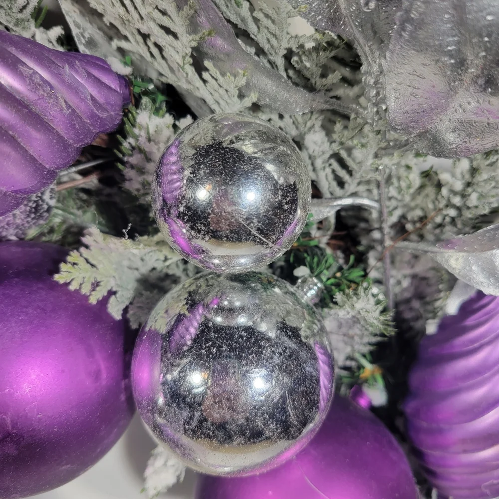 *Holiday Lane Leaf Wreath Wall Decoration with Plastic Ball and Drop